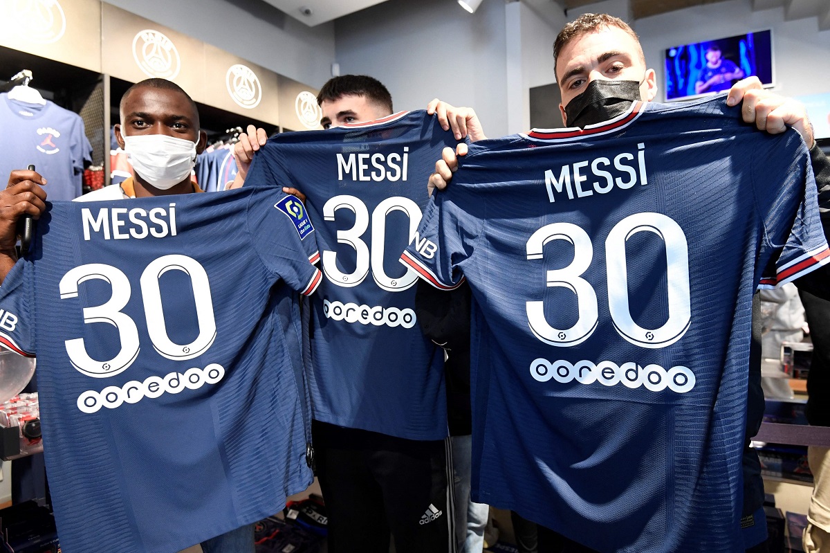 CĐV PSG phải trả khoảng 108 euro (127 USD) để trở thành người đầu tiên sở hữu áo đấu Messi