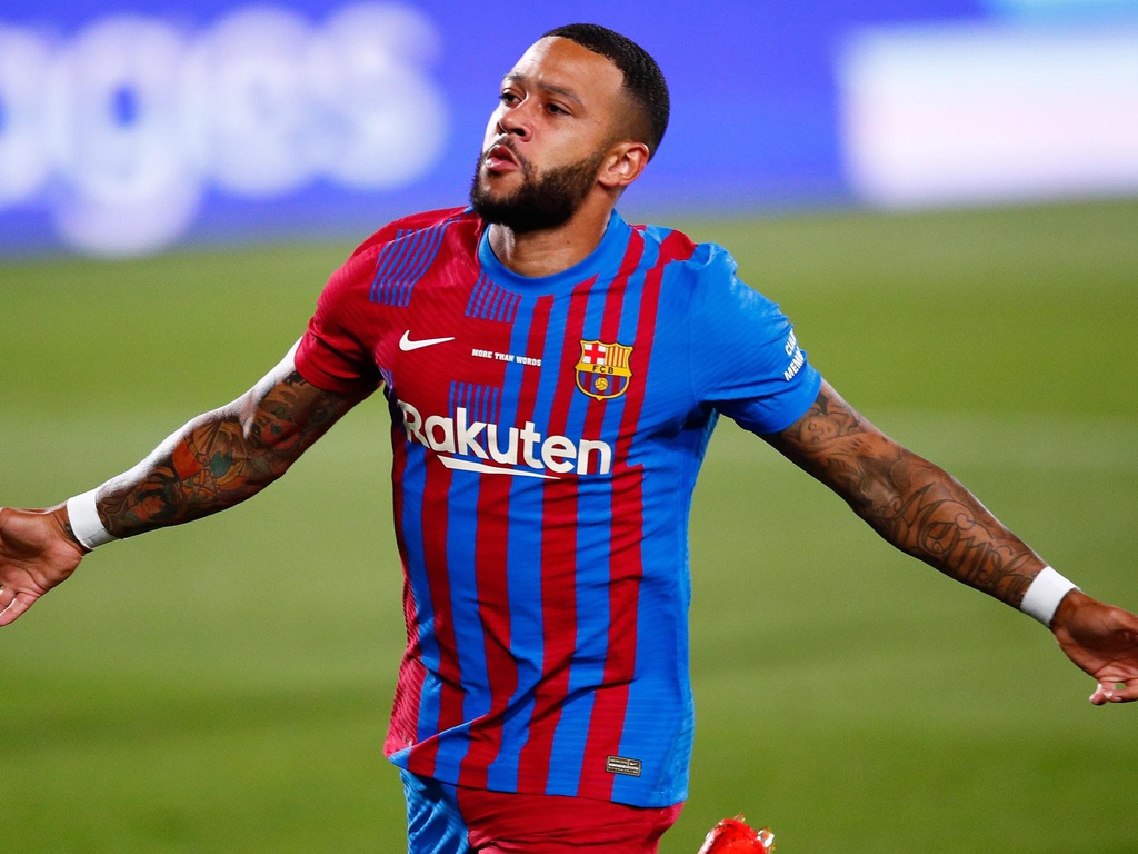 Memphis Depay sắm vai người hùng thay Messi