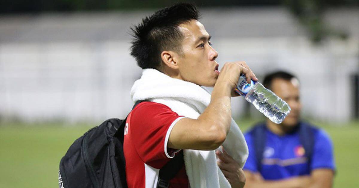 Uống nước gì trước khi đá bóng?
