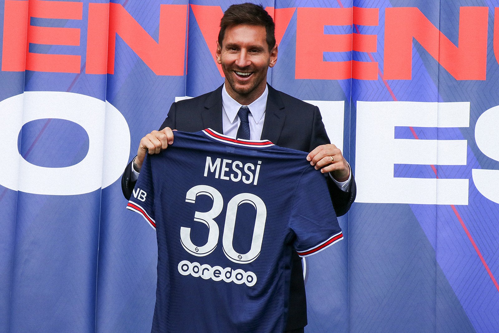 Cửa hàng của PSG bán hết áo đấu số 30 của Lionel Messi chỉ sau 30 phút